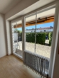 Wohnbereich mit Terrassenzugang und Blick in den Garten