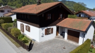 Hausansicht Zufahrt - Garage - *Reserviert*Gepflegtes Einfamilienhaus in ruhiger Lage von Ruhpolding – Bergblick, Kachelofen & viel Platz
