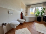Wellnessbad mit Whirlpool und Tageslicht