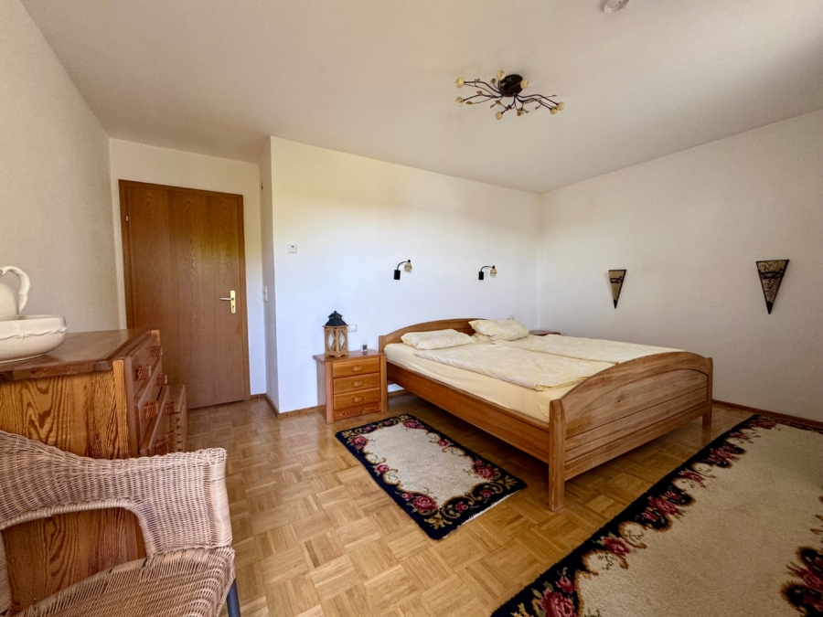 Geräumiges Schlafzimmer mit Wohlfühlatmosphäre