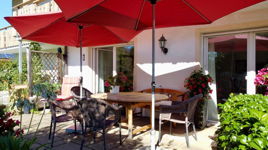 Großzügige Terrasse mit Blick ins Grüne