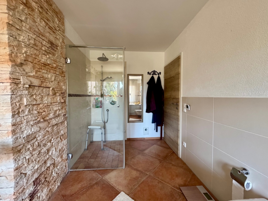 Großzügige Walk-in-Dusche im Wellnessbad