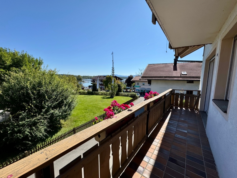 Südbalkon mit Blick ins Grüne und teilweisem Seeblick